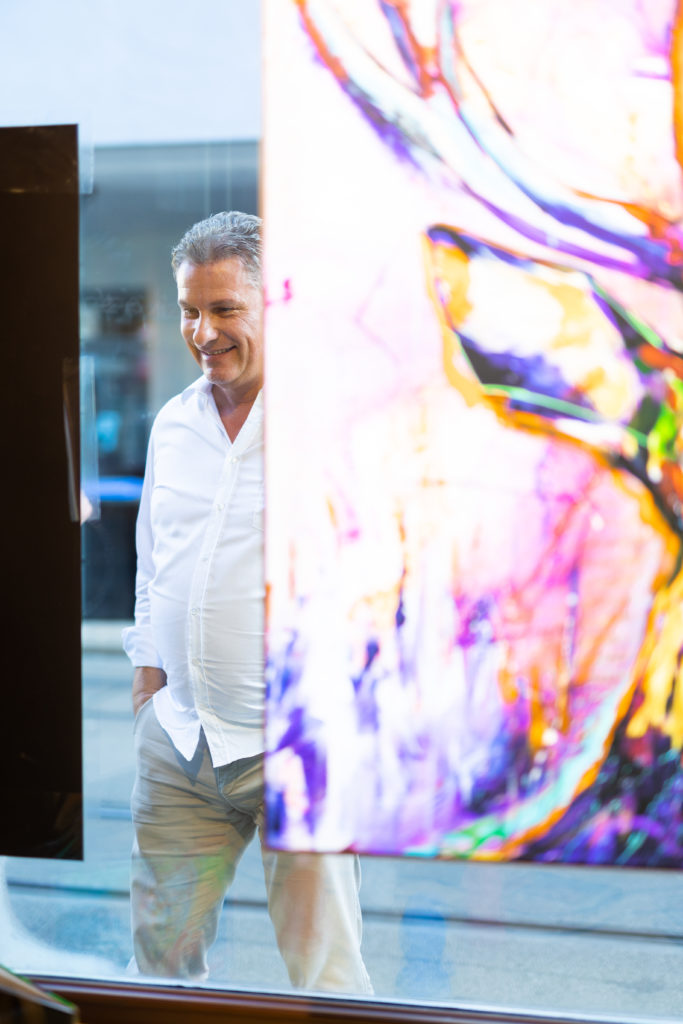 Passant bewundert Werk von miho im Schaufenster der Pop-up Galerie am Fischmarkt in Erfurt
