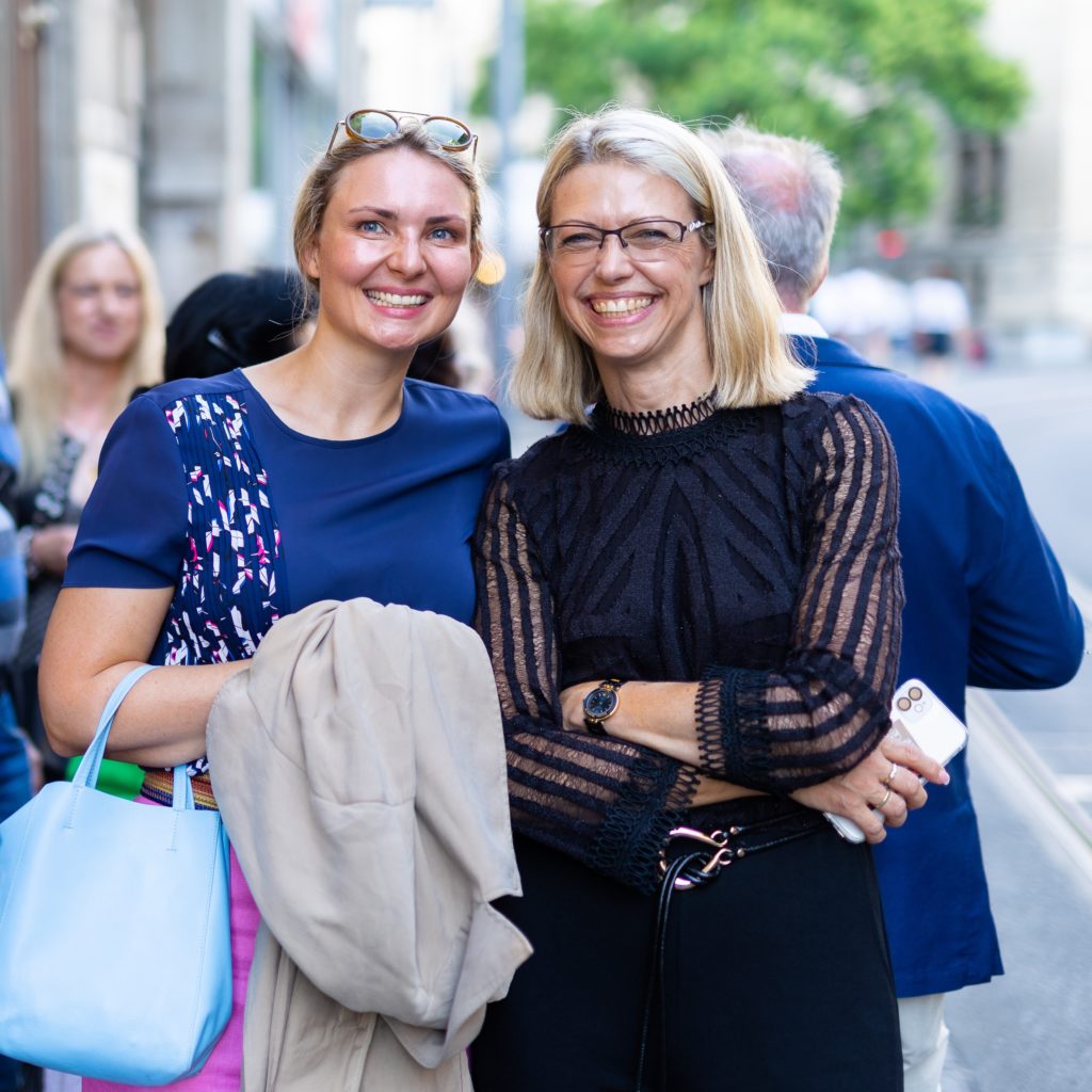 Galeristin Nicole Langguth-Zaiss mit Freunden bei der Eröffnung der Pop-Up Galerie in der Erfurter Innenstadt