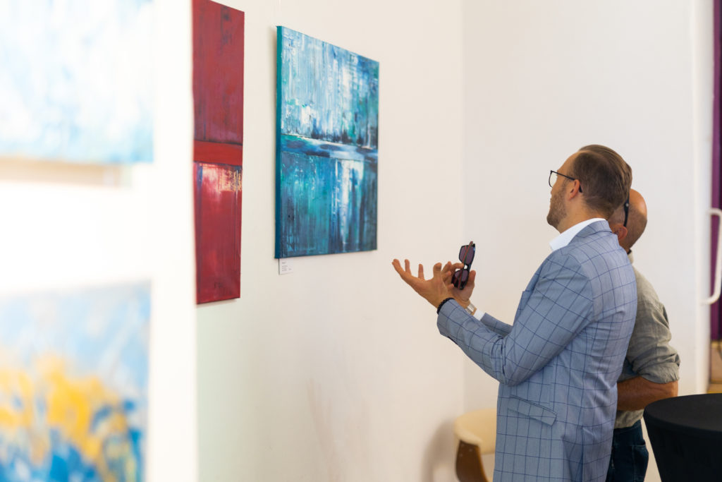 Besucher spricht mit Roger Ziereisen über dessen neuste Werke bei der Eröffnung des Pop-Ups der Galerie niza in Erfurt