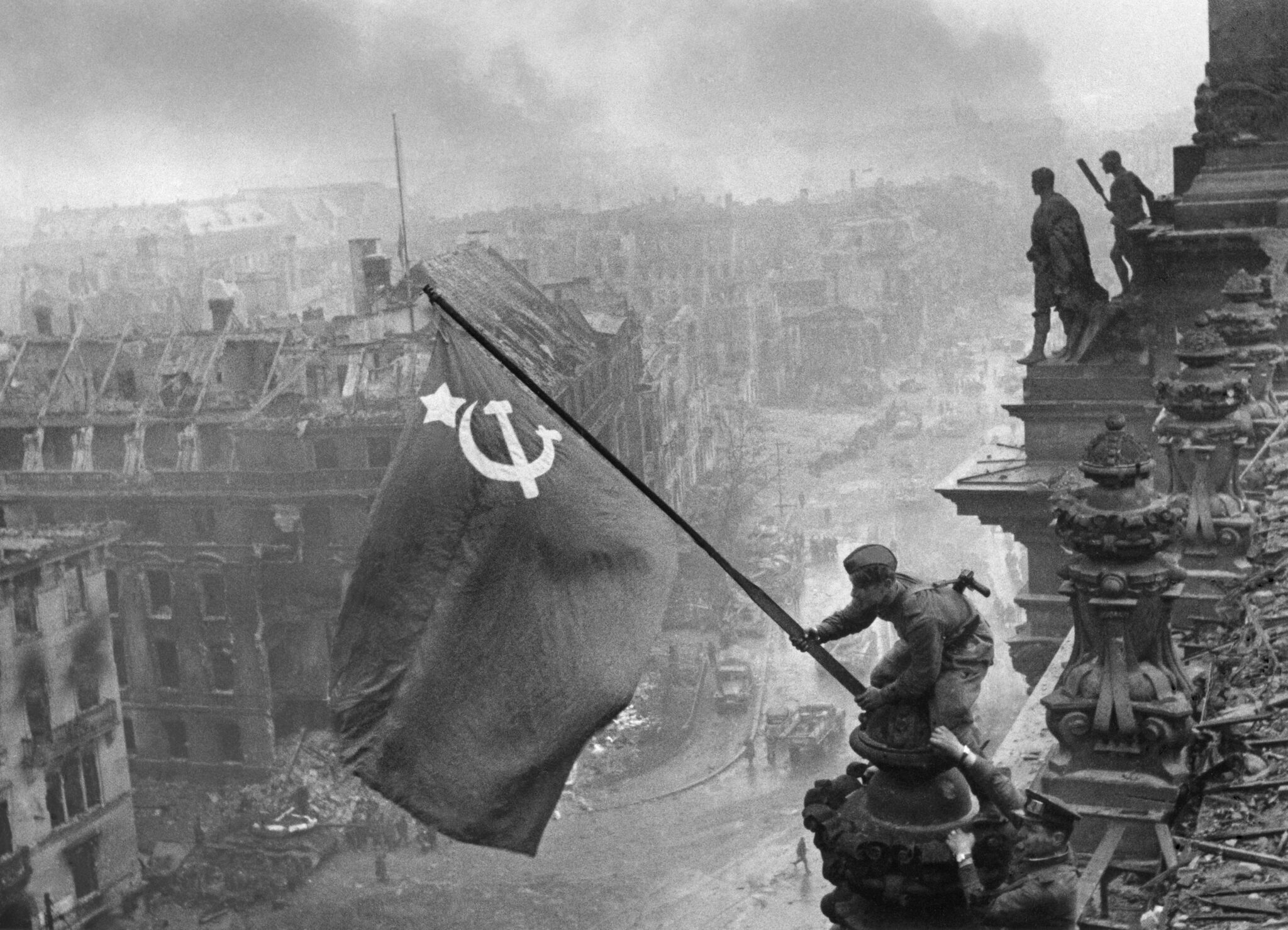 Flaggenhissung auf dem Reichstag 2. Mai 1945, J.A.Chaldej