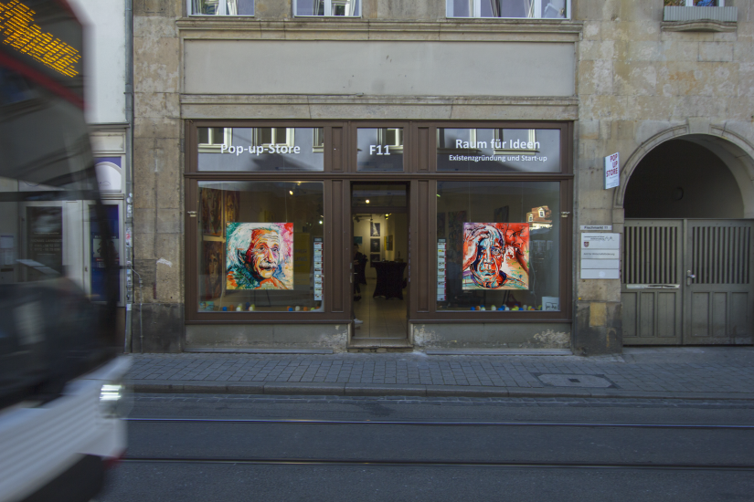 Galerie niza’s Pop-Up with Tram Pop-Up der Galerie niza am Erfurter Fischmarkt 11, zwischen Domplatz und der Erfurter Innenstadt